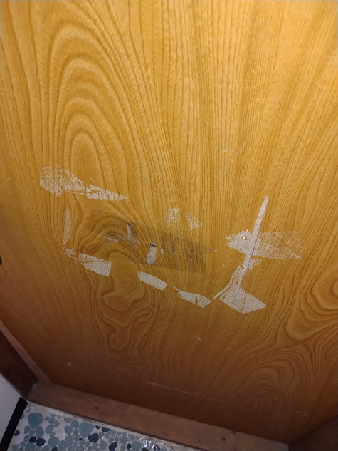 １Fトイレのドア内側のパンチ！？で破損した状況