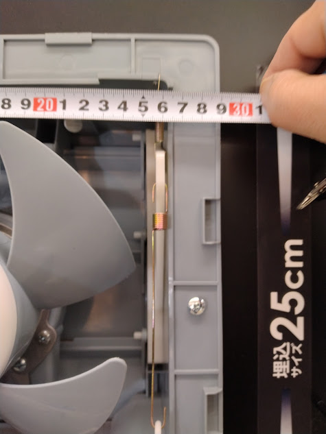 お店で自宅に合う換気扇なのか確認してる様子