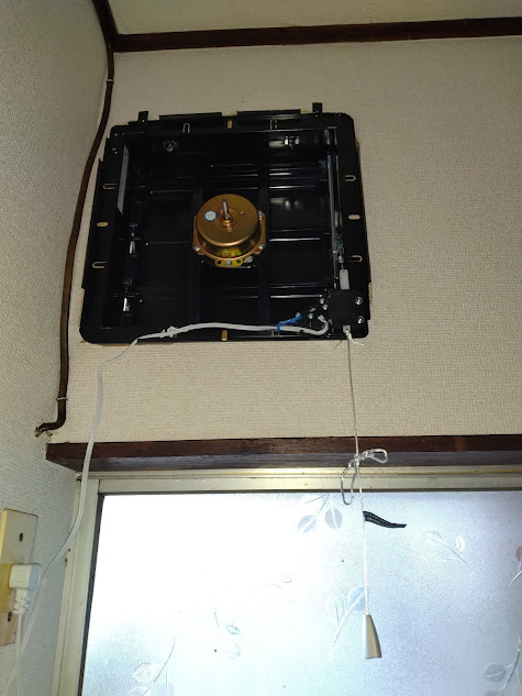 換気扇の枠をネジ止めした様子