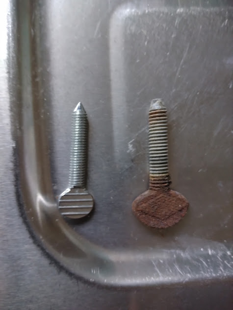 右旧換気扇用ネジ、左新換気扇用ネジ