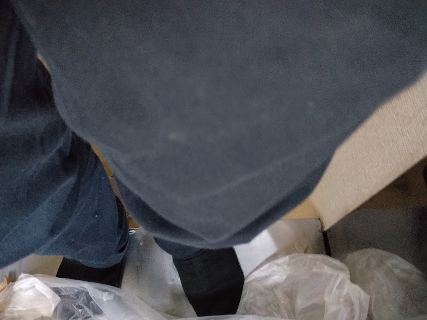 換気扇取り付けのため、ガス台に足をかけて上がった時の様子