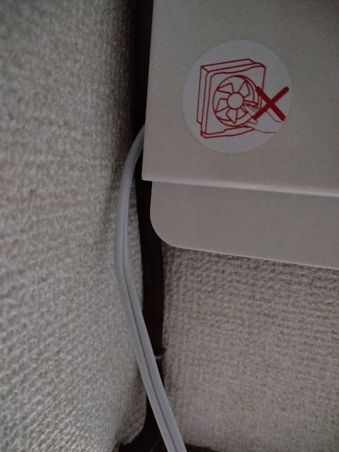 電気コードの挟み込みを解消した様子