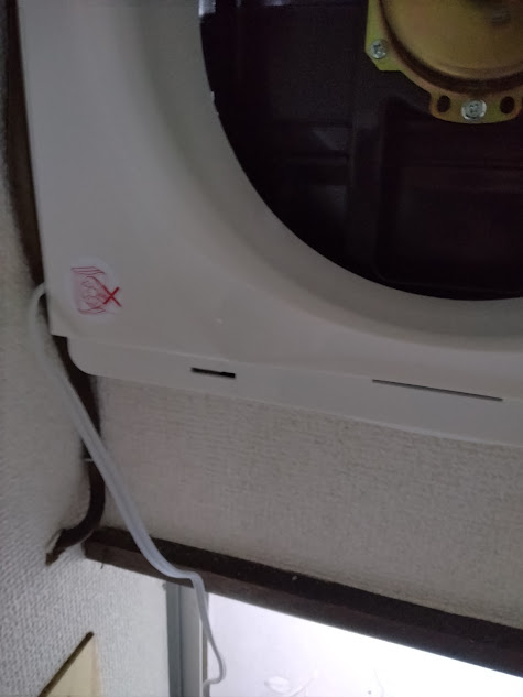 カバーで電気コードを挟み込んで様子