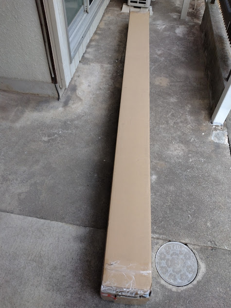 フローリングカーペットの箱を物件の地面まで運んだ様子