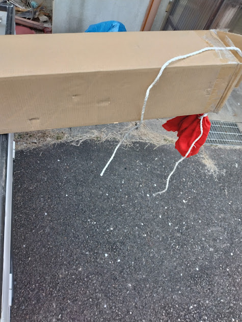 軽トラからフローリングカーペットの箱がはみ出た様子