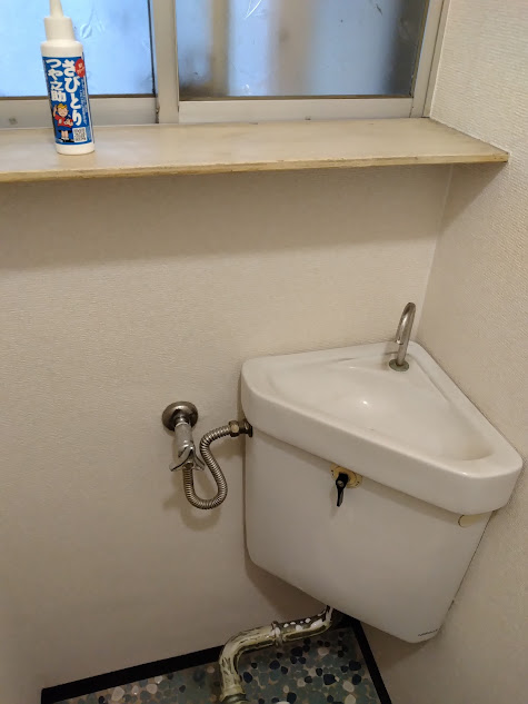トイレ配管表面清掃中写真