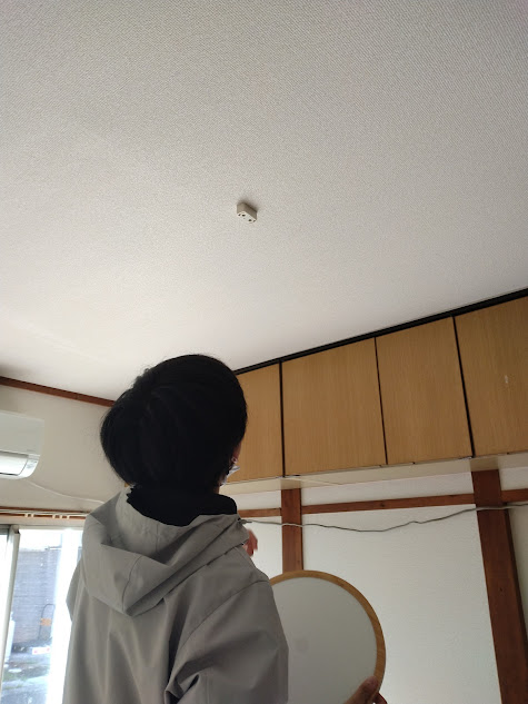 純和風の室内灯を外し、私より背の高くなった息子にモダン風シーリングライトを取り付けてもらいます。