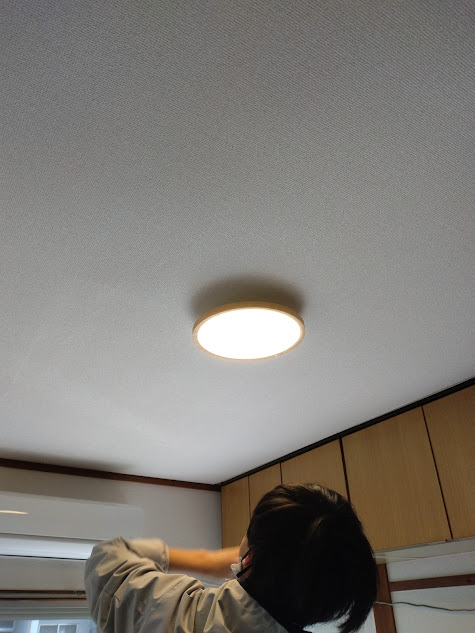 なかなか取り付けにくいシーリングライトですが、差し込み部の目印を蛍光部にセロハンテープの上からマジックで付けたところ、それを目印に取り付けれました。