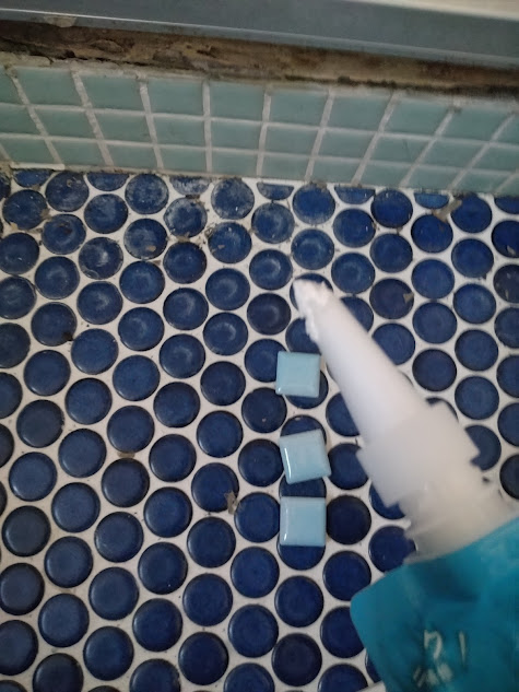 補修用タイルと目地材