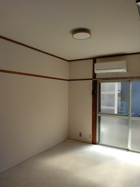 和モダンなシーリングライトとフローリングカーペットを取り付けた様子