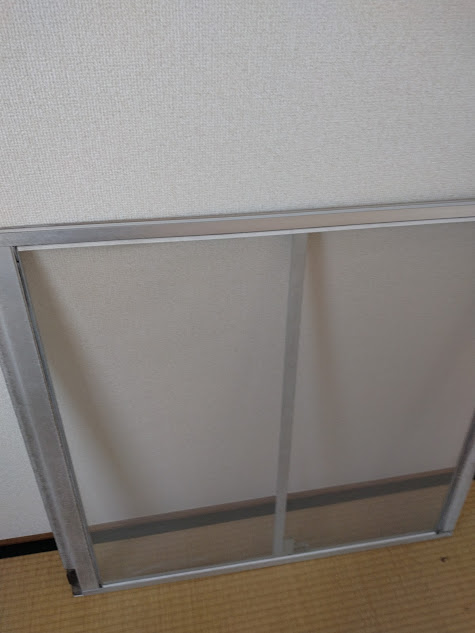 裏側の部屋の網戸も修繕完了
