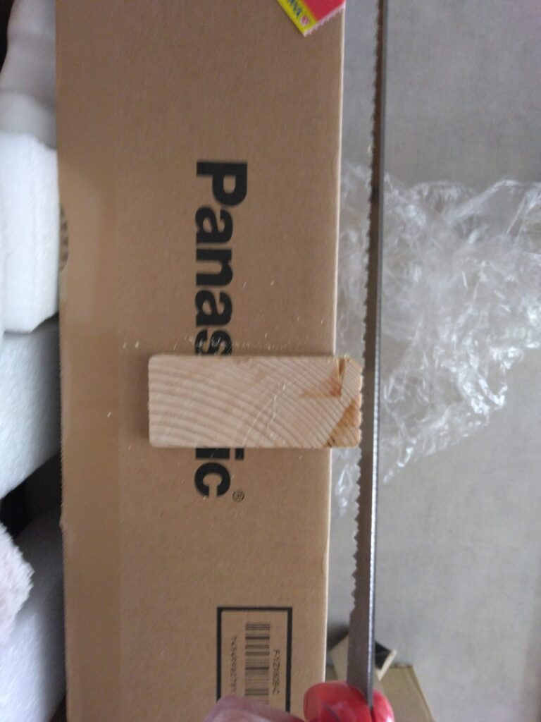 板を簡易の作業台代わりの段ボールの上でカット