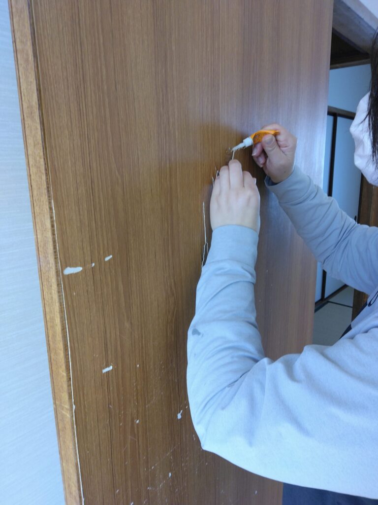 失敗：ゴリラボンドで破損部を繋ぎ合わせようとしましたが、分量足りないしうまく付かないし、結果無駄な作業でした。