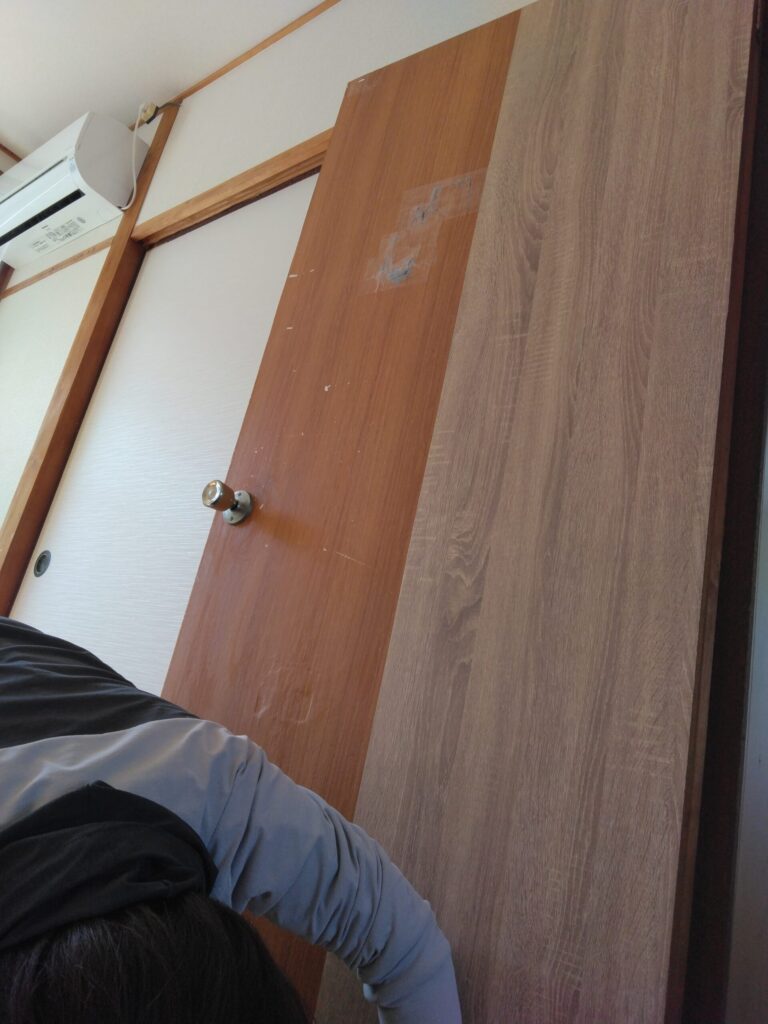 気を抜かず、一番下まで圧を均一にかけて貼っていきます。