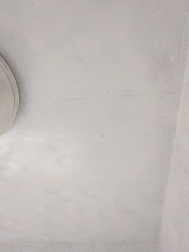 目立つ汚れが少なくなった塗装後の天井