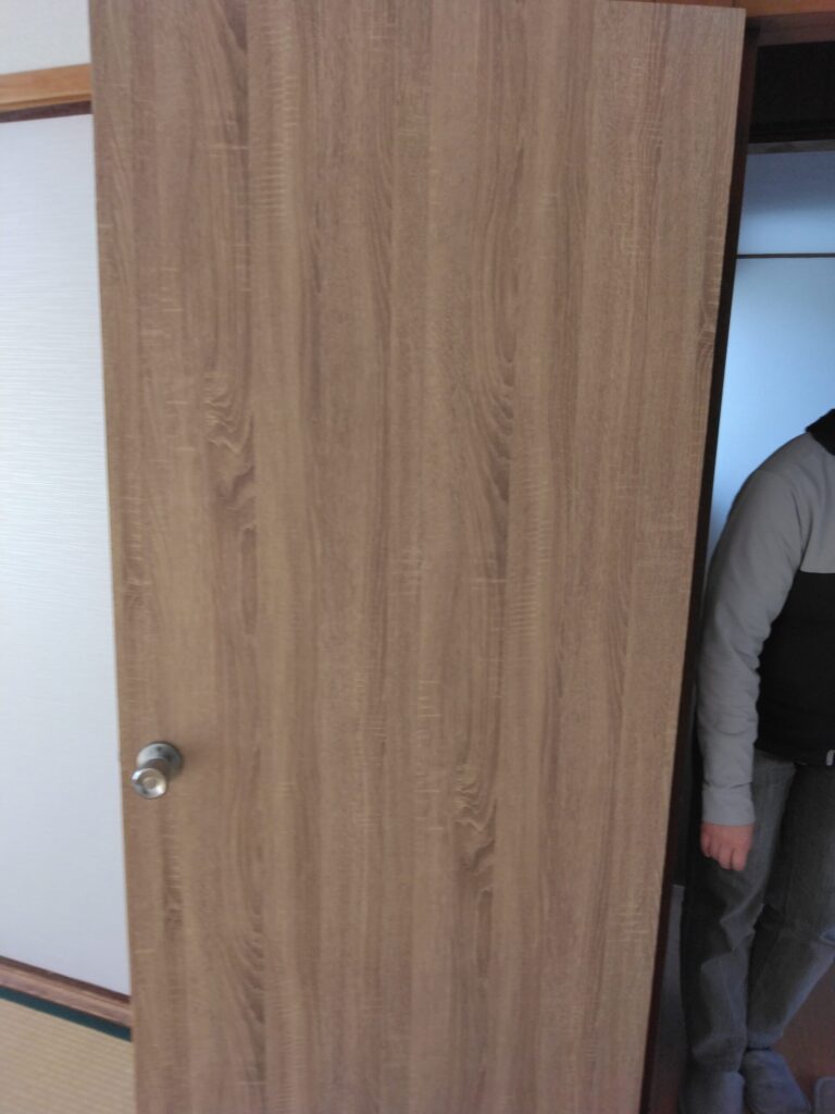 ドア全体が貼れました。