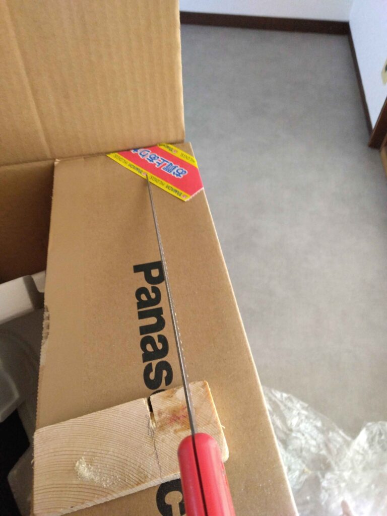 いらない段ボールを作業台に活用して無理な姿勢を避ける