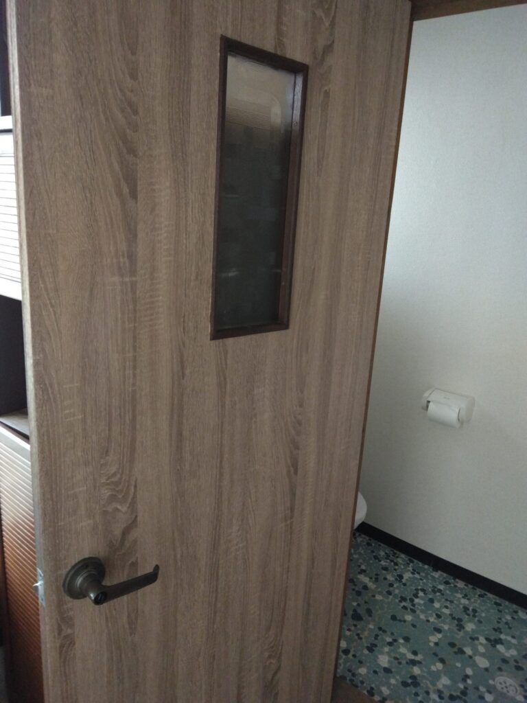 トイレの内側がリメークシートで明るくなりました。