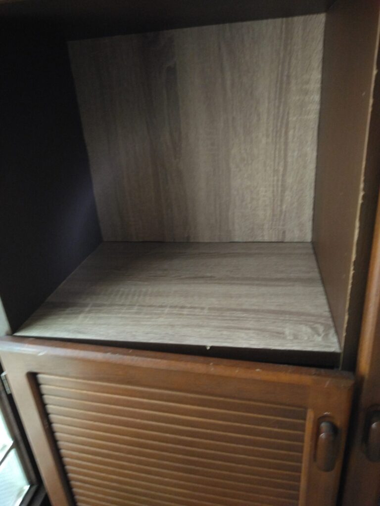 ロール状のリメイクシートを棚の内側に貼ると明るい雰囲気に変わりました。