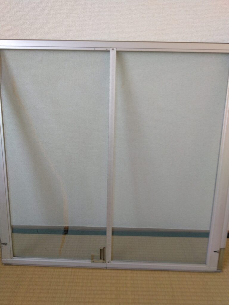 ２F裏側の部屋の網戸も破れ有