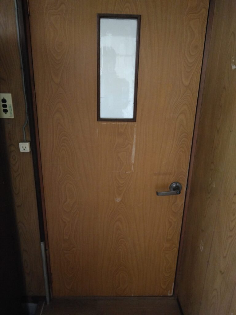 １Fトイレのドアの表面
