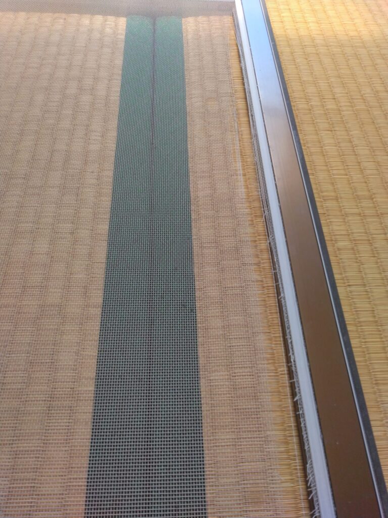 ２F正面の窓の網戸が破れていました