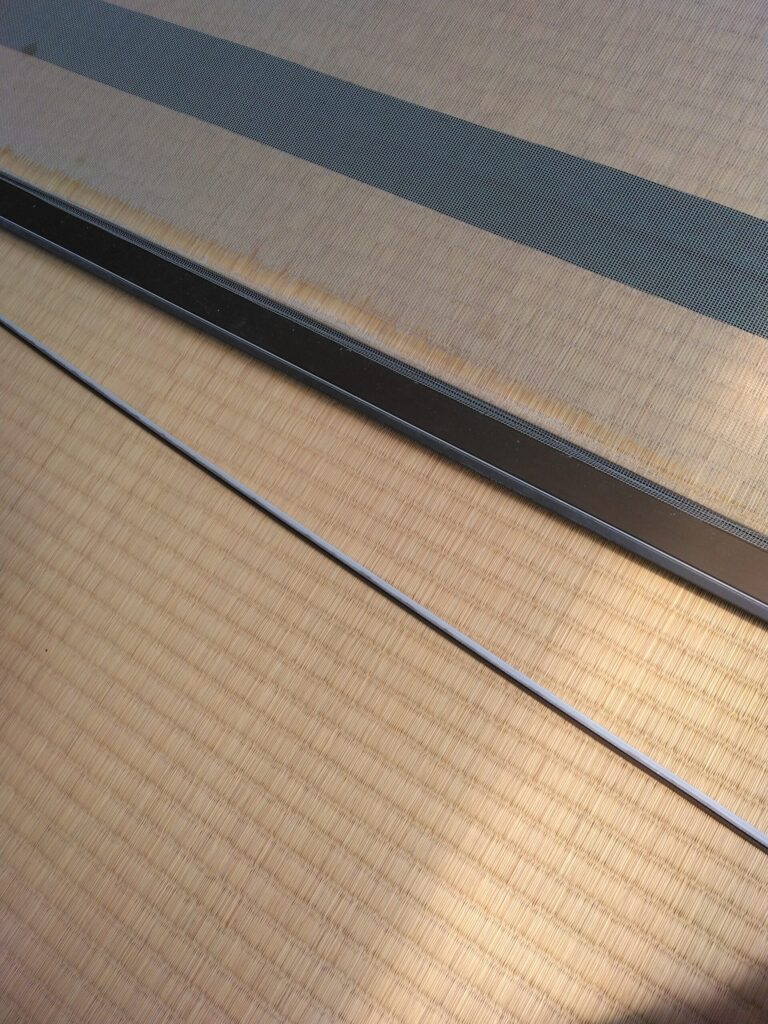 網戸の留め具を全て外せました