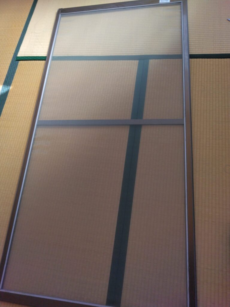 正面の２F窓の網戸張替え完了