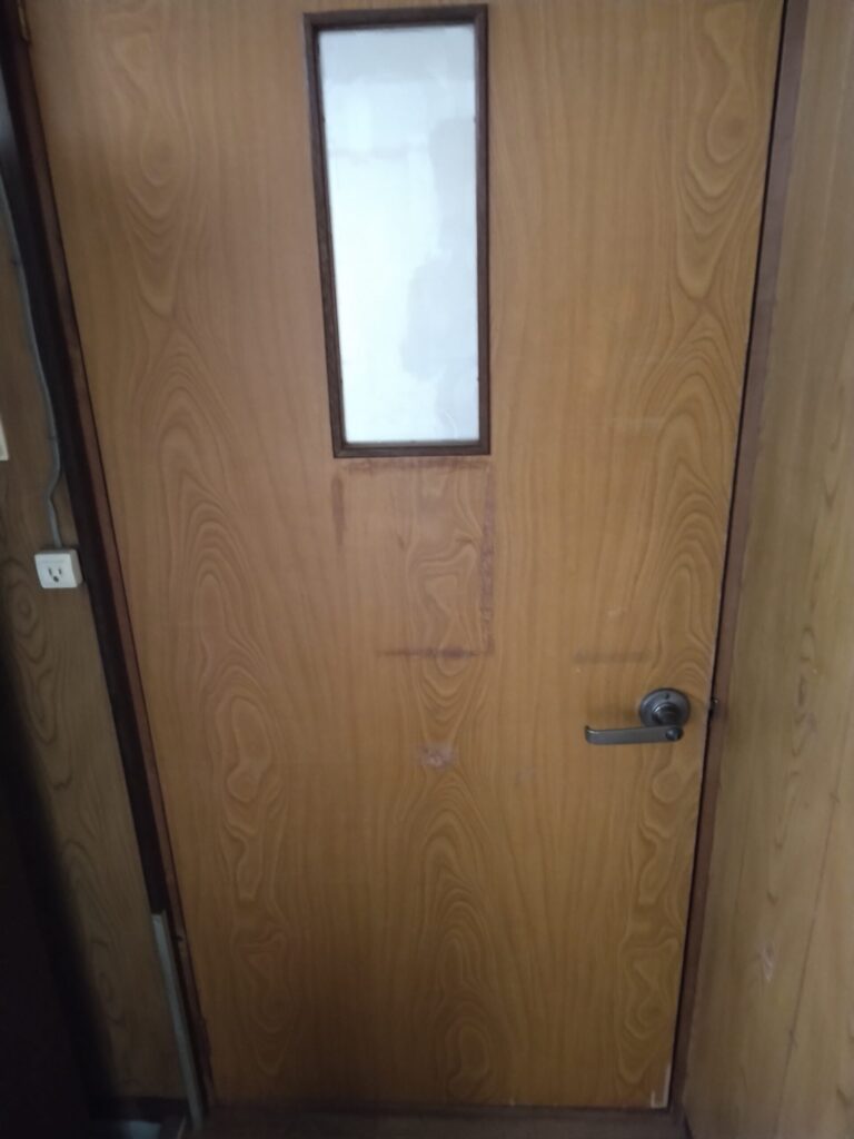 息子と娘により補修された１Fのトイレのドア表面