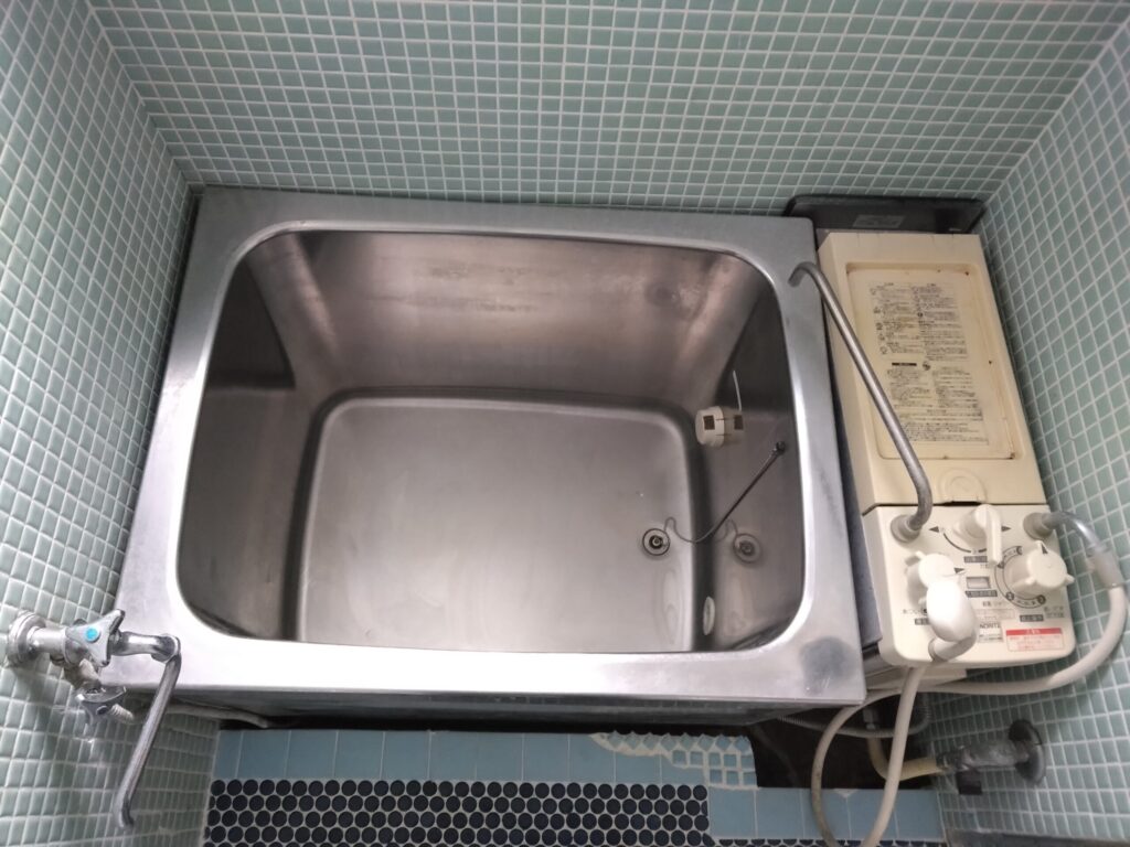 見づらいのですが、奥の浴槽は養生が効いてなくてちょっと塗装の跡が付いちゃいました