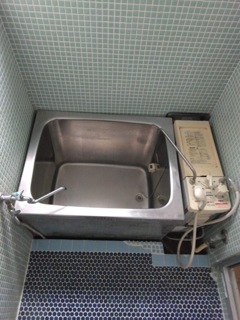 補修した壁、床、脱衣場との間を一望に撮ったところ