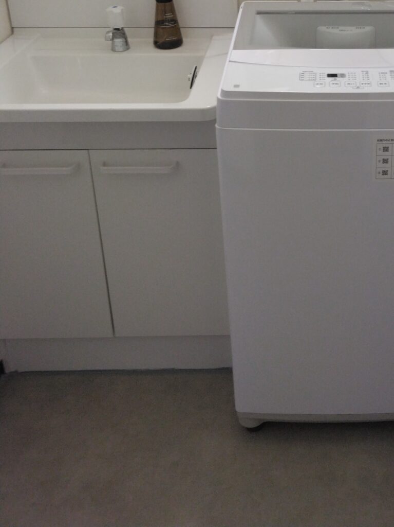 このように洗濯機が置かれる前にコーキングを丁寧にすることで後々のメンテナンスが楽になります