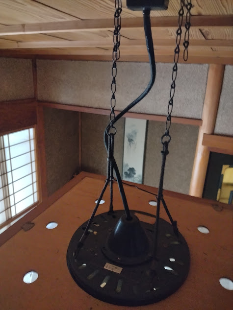 古い蛍光管の覆いを外す