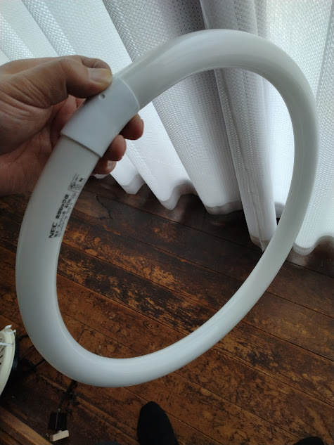 両親が住む我が家の築古母屋の電灯が切れたのでまずは蛍光管を交換しましたが、点きませんでした。