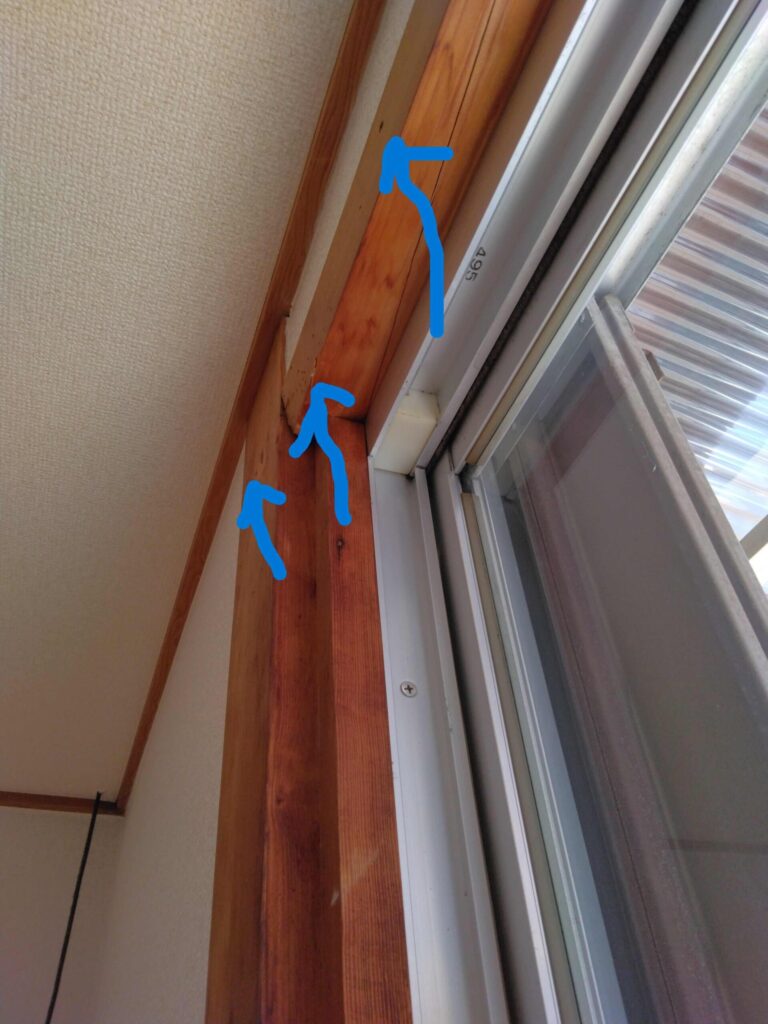 レールを設置していた穴位置が壁に残っている