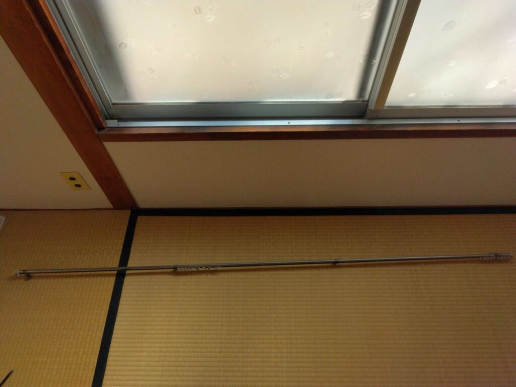 自宅から持ち出してきたカーテンレール