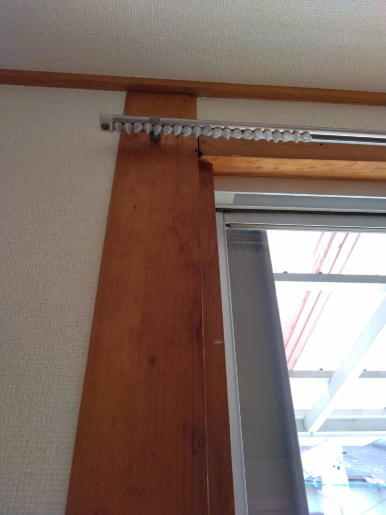 レールを設置していた穴位置に応じてカーテンレールの固定具を取り付け