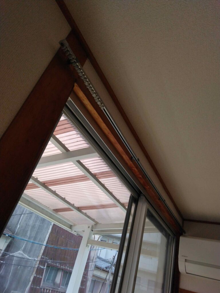 カーテンレールの取り付けDIYを完了させた状況