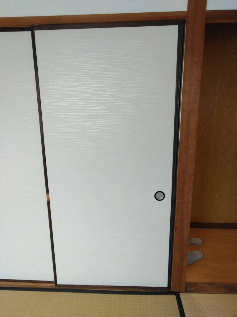 違和感なくすきま風バリアで扉の隙間を塞ぐ