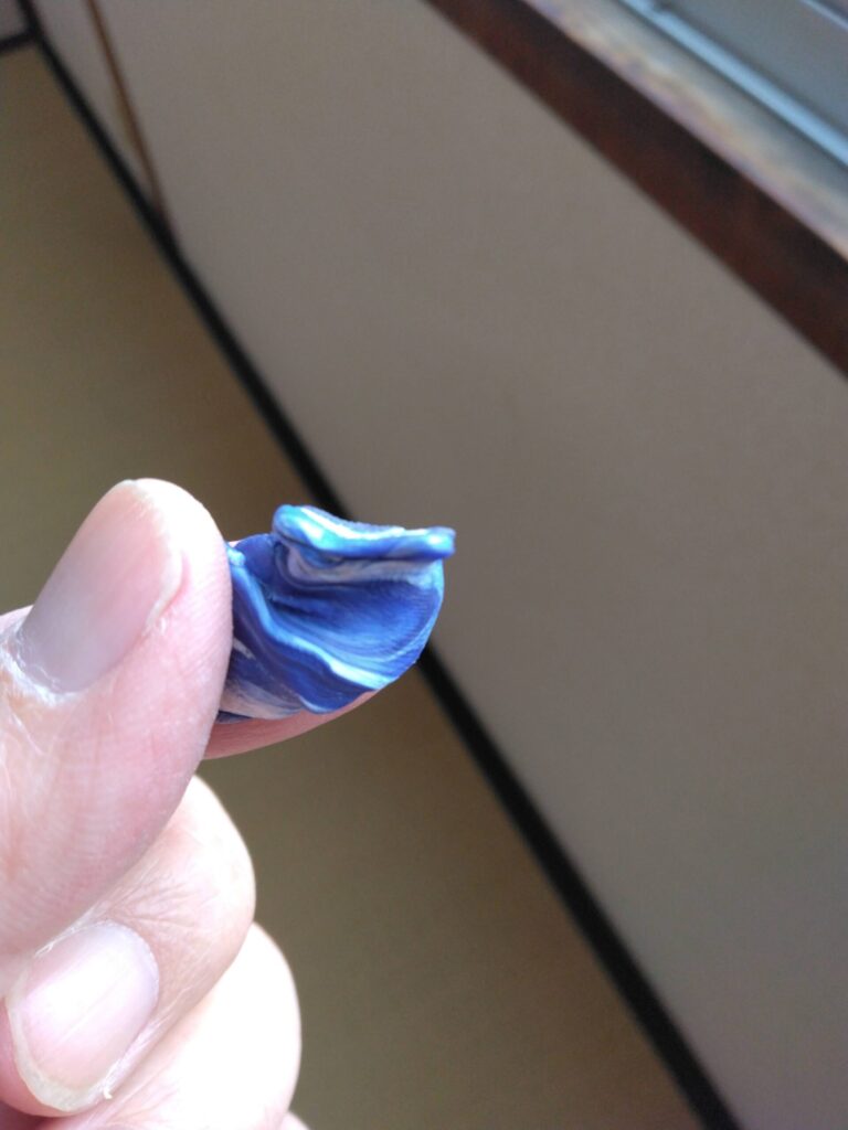 エポキシパテを全体が水色になるまで練り合わせる