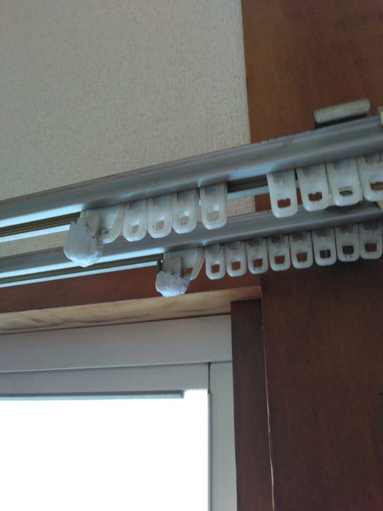 固定金具のプラスチック部分に練り合わせた水色のエポキシパテを付ける