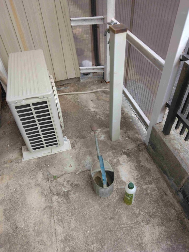 農作業で愛用している除草剤:フリーパスと散布用のじょうろ