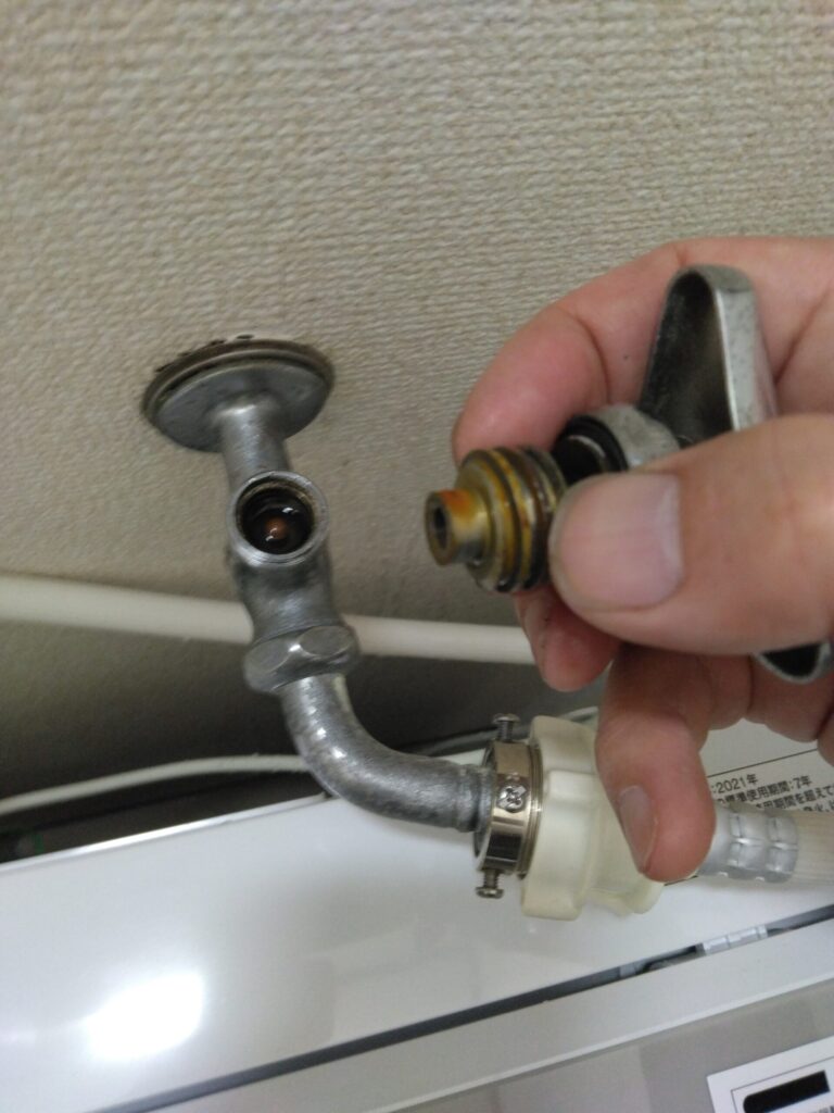 上記写真１の水漏れ箇所の部分を開けると、古いゴム付ケレップが顔をのぞかせました