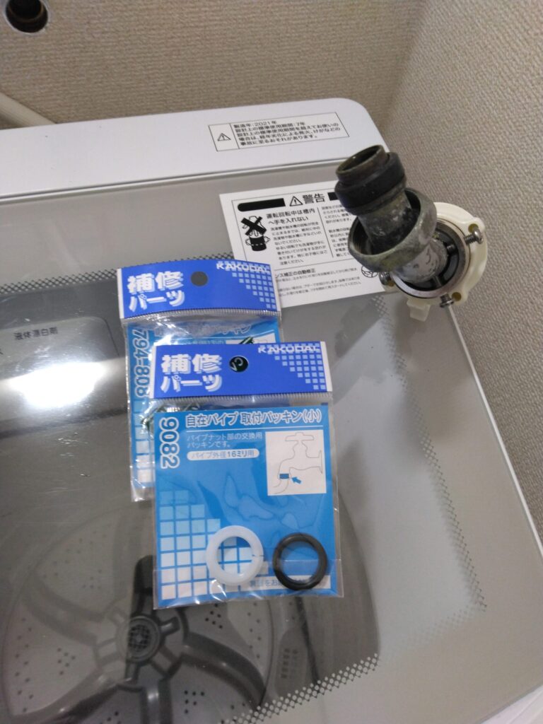 パッキン９０８２は左奥のメス口、パッキン７９４‐８０８は手前右オス口に見える旧パッキンと交換です