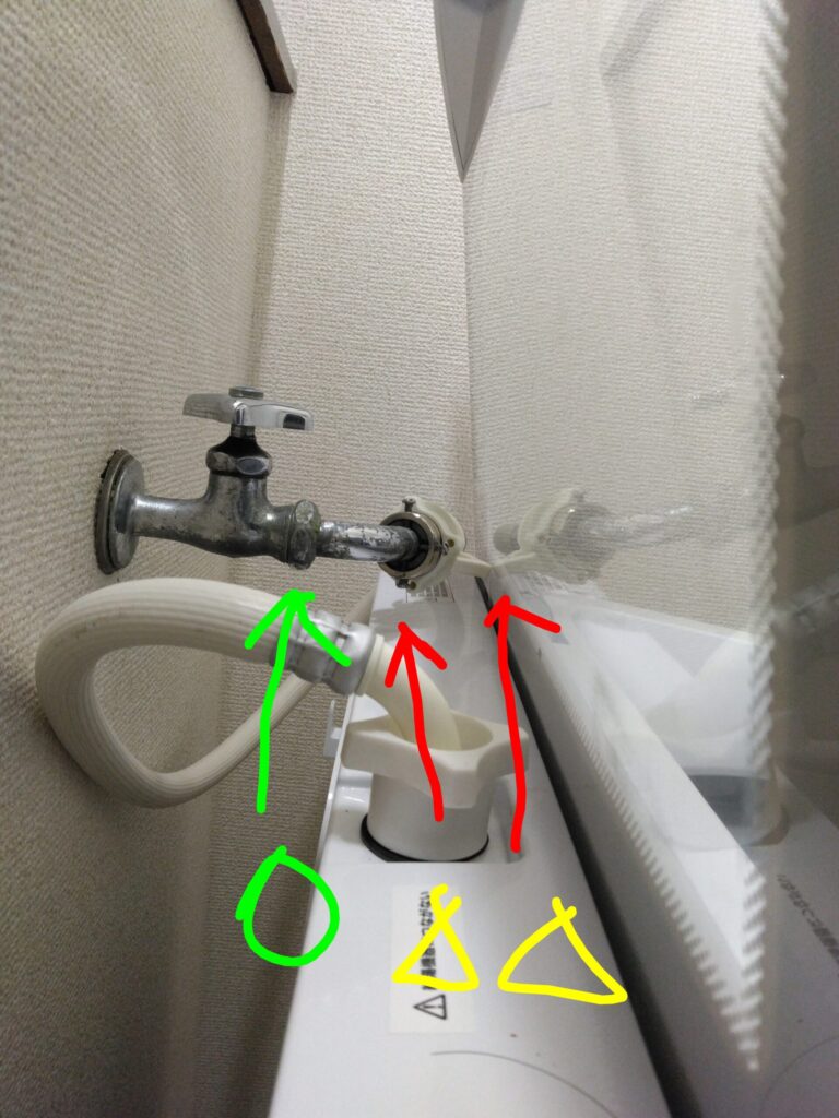 ゴム付ケレップとパッキン交換のおかげで、左から１番目の箇所の水漏れはなくなりましたが、後の2箇所は若干水漏れします。