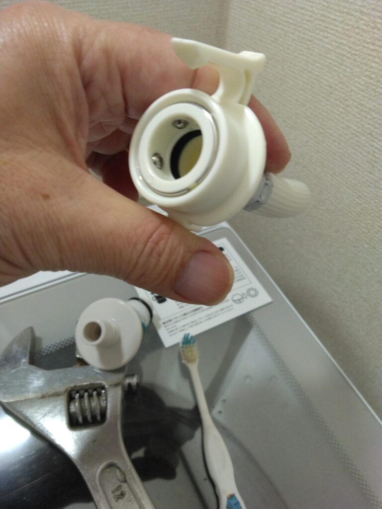 蛇口先端を取りのぞいた後はいらなくなった歯ブラシで掃除し、洗濯用ニップル付属パッキンを取り除き、旧の受口付属部もこうして取り除いた状態にします。