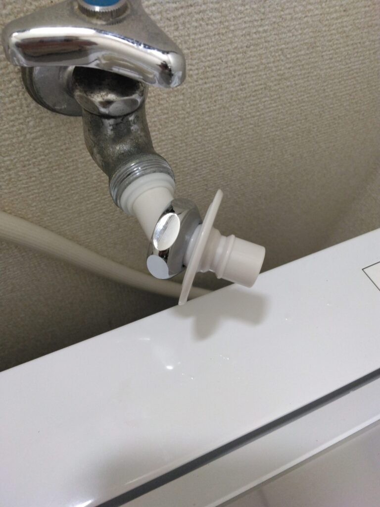 洗濯用ニップル(カクダイ7722)を蛇口に取り付けます。