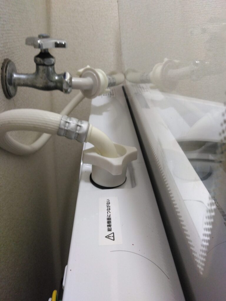 それに受口を取り付けます(一瞬可動部を引っ張ってはめ込む感じ)。すると、このように全く水漏れしなくなりました。