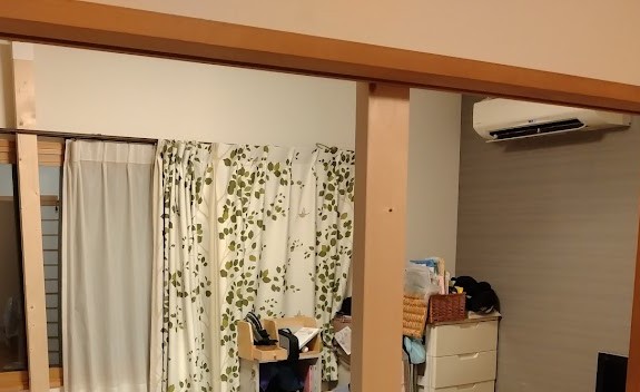 柱より左が私の、右がエアコンのある娘の部屋の予定スペース
