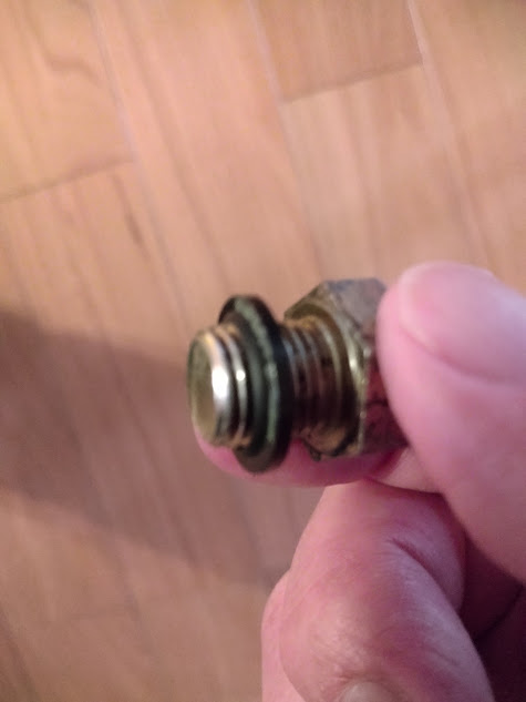 新しいパッキンを栓のネジにはめます